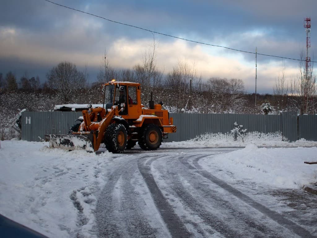 Stuart Thomas Construction — commercial snow removal in South Georgian Bay — Commercial Lot Loader